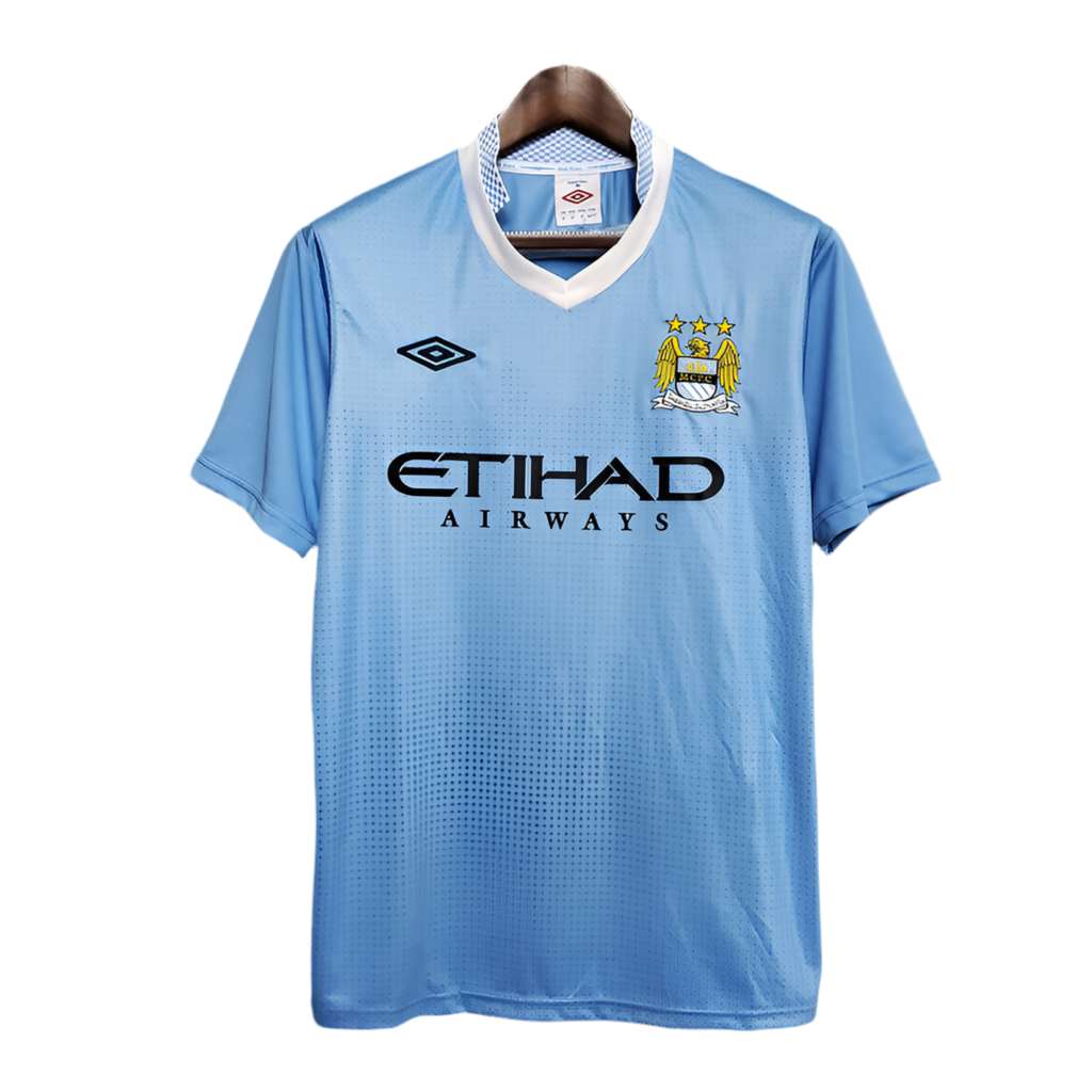 F482D1F2-D614-4388-B3FD-FD35CED12BE3.png Jersey Manchester City Retro 2011/2012 - Blue - Image 1