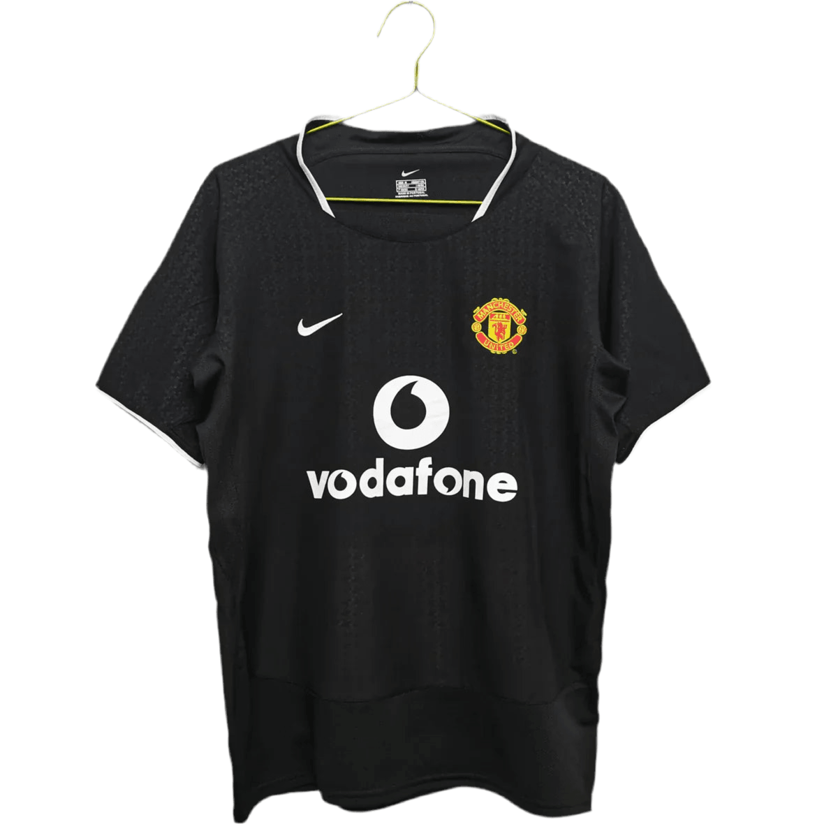 FDD0277F-E66A-40EA-BCC9-9BA47D883C99.png Jersey Manchester United Retro 03/04 - Black - Image 1