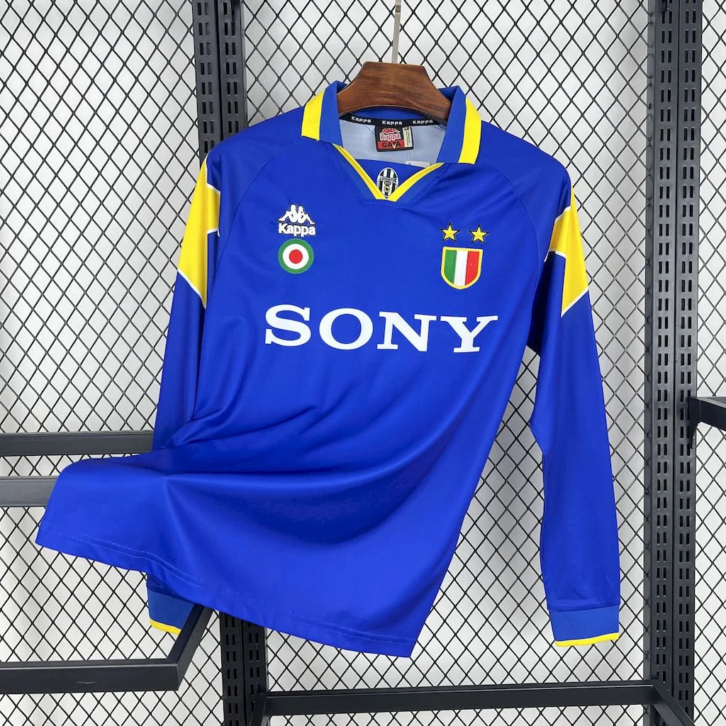 3bb112e8aaf12ffcd67f141428ccde62.jpg 1995-1996 Retro Juventus Away Jersey Long Sleeve - Image 1