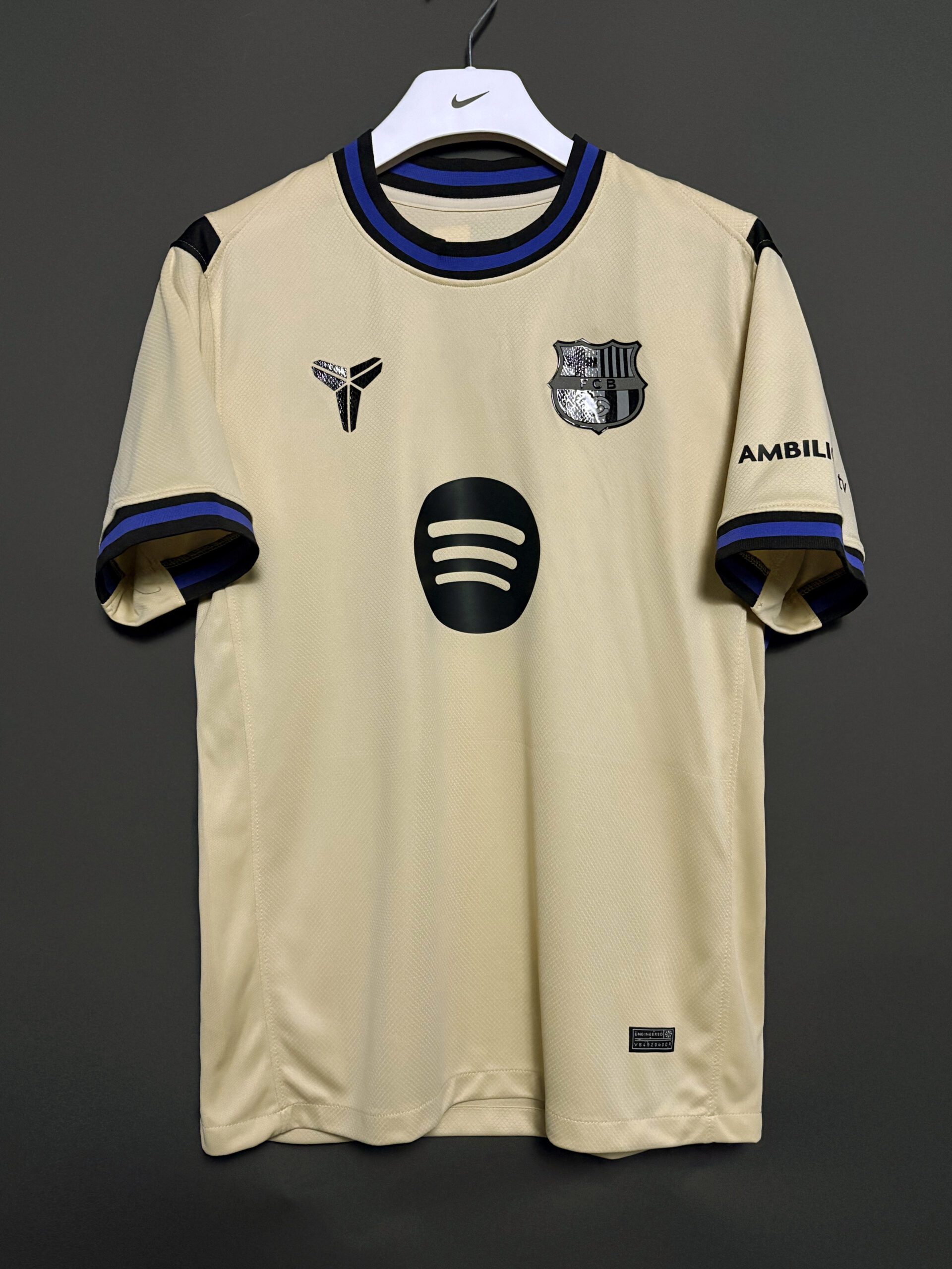 b231d0411f86fe77ecca0ddd06202233.jpg Barcelona Away football Jersey 2025-26 Fan version - Image 1