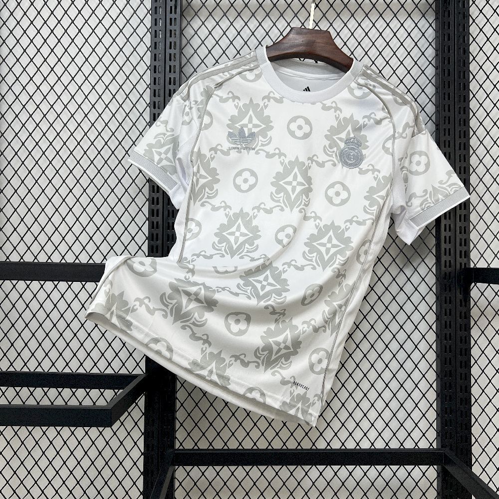c9d7d7fb72fd470938dfa8c6b9faa0ea.jpg Real Madrid 2025/26 Louis Vuitton Joint Edition Jersey - Image 1